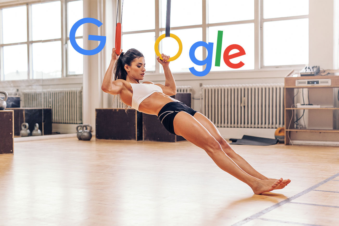 Donna che usa le lettere della parola Google per fare atletica